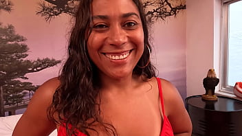 ムラタは彼女のお尻をアイロンで撮って最初のポルノでデビューします