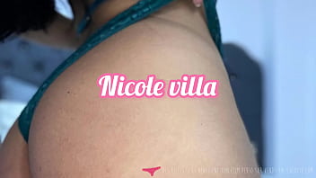 Vends-ta-culotte - ランジェリー姿のセクシーなアマチュアの女の子が、油を塗った足でディルドをしごく