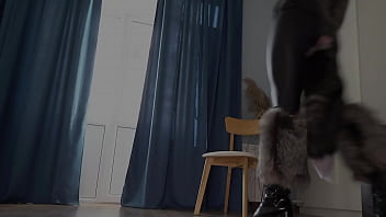 セクシーな子猫が性奴隷と遊ぶ。着ぐるみでフェムドム。毛むくじゃらの性交。毛皮のコートを着た愛人が犯された (予告編)