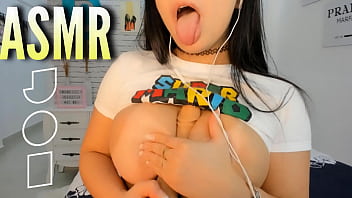 ASMR 強烈なセクシーなブルネットは、タイトなジーンズのショート パンツであなたに最もホットな JOI ジャーク オフの指示を与えます
