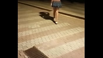 ソフィア 18 歳のブラジル人が人前で彼女の殻を教えます