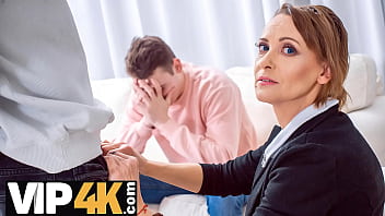 TUTOR4K.少年は借金を返済したくないと継母はスタッドコックを提供します