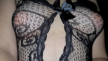 私の自然なおっぱいを揺らしてディックに乗ります。乳首を見せるホットコーヒー
