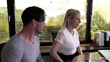 ドイツ人教師が個人指導中に曲線美の若い女性ヤナ・シュワルツとセックス