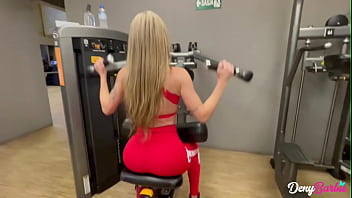 ホットな熟女は、トレーニング後にコンドームなしで後背位でパーソナル トレーナーに性交させます。 - denybarbie.com.br