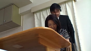 我不停地在天真美麗的妻子耳邊低聲說些下流話……漸漸地，她的身體開始對年輕男性甜美而下流的耳語做出反應……
