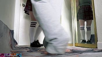 继女让她的继父操她的阴户，这样她就可以开派对了