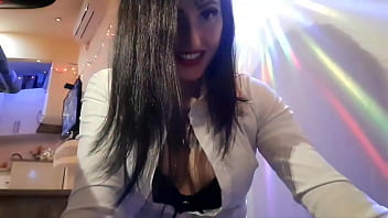 Dominatrix Nika は、黒のブラで彼女の自然なおっぱいであなたを誘惑します。ジャークオフ命令。