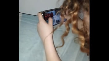 かわいいゲーマーの女の子がコール オブ デューティのプレイ中に継父に犯され、美味しい潮吹きで終わります.母に知られないようにしてください! ネットワーク上の完全なビデオ