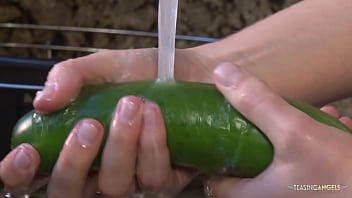熟女はキュウリを洗い、他の野菜を使う前にキュウリで自慰行為をする