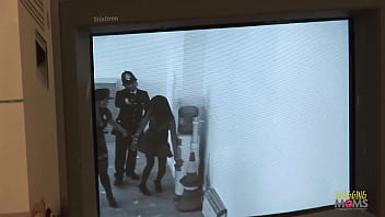 角質のふしだらな女は逮捕されないように彼女の猫をあきらめます