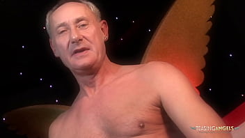 コックをしゃぶることほど、これらの巨乳の女を幸せにするものはありません