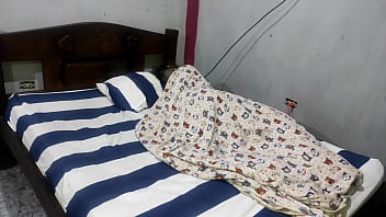 18 歳の 10 代の が私の部屋に話しかけてきましたが、私の両親が家にいて、いつでも私たちの話を聞くことができることを知っているので、彼女はとても興奮して私の前で自慰行為を始めました。
