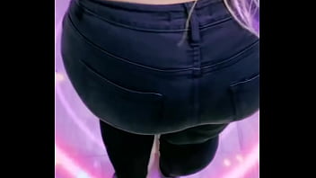 彼女の美しい超お尻を披露する太くて曲線的なラティーナ熟女
