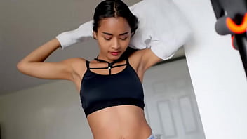 人妻のジム美女が自宅にパーソナル トレーナーを連れてきて、大きなペニスを彼女の奥深くに挿入する
