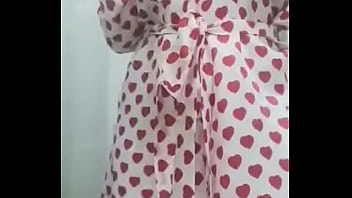 近所の妻が本物の自家製ビデオでおっぱいを見せてくれる