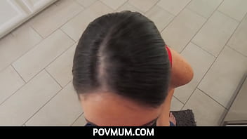 PovMum -Stepson は、彼の小さなおっぱいの MILF stepmom Ashley Wolf が完全なふしだらな女であることを発見します
