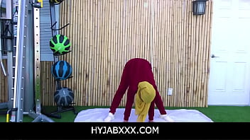 HyjabXXX-アラブの若い女性の妻、キラ・ペレスがヒジャブをつけたパーソナルトレーナーと浮気