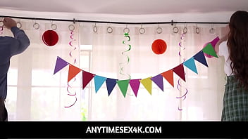 AnytimeSex4k-Teen должна быть бесплатно использована ее братьями и сестрами в ее день рождения