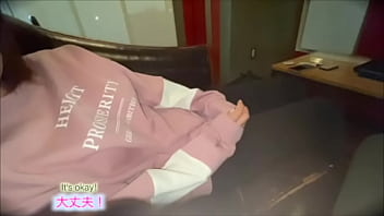 遠距離恋愛中の彼女が久々に地元に帰ってきて「明日帰っちゃうのか…」と思い彼女とラブホ行き、半年間ヤってなかった分、変態彼氏が彼女の隅から隅まで舐めて手マン・フェラ・バックで存分にお互いの愛をSEXで確かめ合いました。