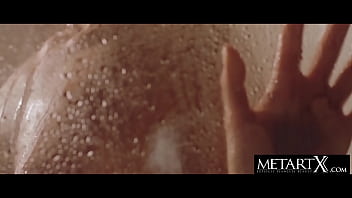 美しいブルネットは、彼女のポルノ撮影を待っている間にオナニーします