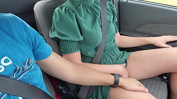運転中に彼女のオマンコを指で触っている時にランダムな物が車に吹き込んだ
