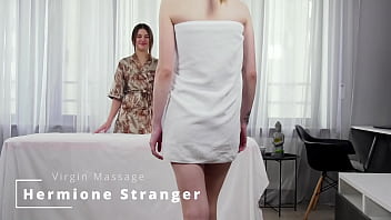 信じられないほどの処女の若い女性ハーマイオニーの見知らぬ人がマッサージされる