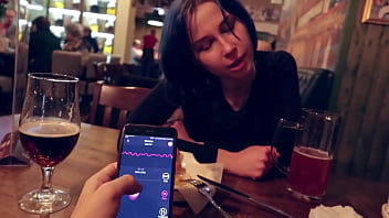 私はバーで義理の妹のバイブレーターを制御し、彼女をオーガズムに導きました.