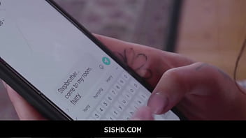 SisHD - 大きなお尻のブルネットの若い女性義姉妹家族は、ボーイフレンドが彼女を立てた後、義理の兄弟に犯されました - ライアン・リード