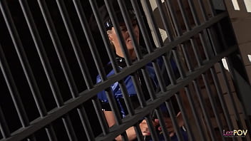 いくつかの大人のおもちゃを別の湯たんぽと共有するゴージャスな刑務所警備員