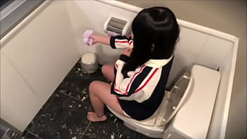 「キャプテンこんな所でダメですよ…。」キャプテンとバスケ部マネージャーがト◯レでSEXしてる所を覗き見で勃起しました。