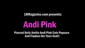 Красотка с пирсингованным животом Andi Pink ест попкорн и светит своей молодой женщине пиздой!