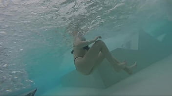 公共プールで熱い女の子の前で私のペニスを点滅させて、私と性交を助けます - 近くにカップルがいると非常に危険です - P2
