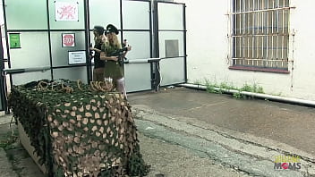 ハンサムな男たちを逮捕する代わりにファックするセクシーな兵士