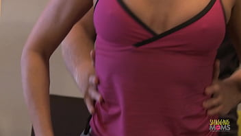 変態ひよこは彼女のパーソナルトレーナーに追加の有酸素運動を依頼しました