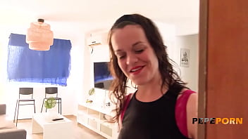 既婚のスペイン人カップルが私たちのカメラのために彼女の最初のアナル体験をしました!