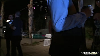 他のパーティー参加者が後背位中に彼女の大きなお尻をスパンキングするのを楽しんでいるブロンドを見ている間