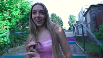 公共エージェント - 脚の長い背の高いスリムな女子大生は簡単にモデルになることができますが、お金とチンポが大好きで、彼女の中にペニスが入っているのが似合います