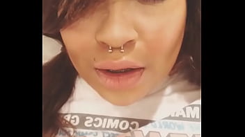 彼女のおっぱいを見せているInstagramの女ブラックDDDマンバ5