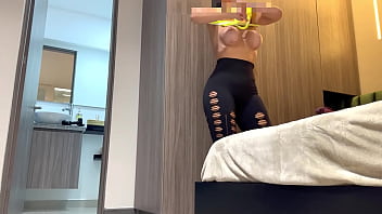 ジムに行く準備をしているフィットネスモデルのスパイカメラ（レギン、巨乳、大きなお尻、ラティーナ）