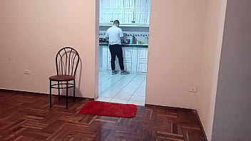 У всех мужчин есть эта фантазия трахнуть жену нашего друга Ну, сегодня это случилось со мной, и я смог осуществить ее, трахнув жену моего лучшего друга, пока он готовил на кухне.