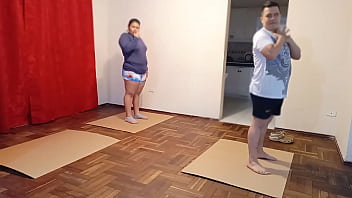 私の親友はヨガのインストラクターで、彼はいつも奥さんを連れてきてくれます。今回、私が彼の美しい奥さんと性交できたとわかったら、彼女がミルクを口に含むまで彼女を元気にしてください。