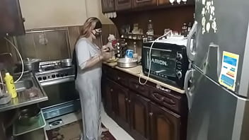 يصور زوجة اخوه وهي بالمطبخ ويرجع ينيكها بالغرفه