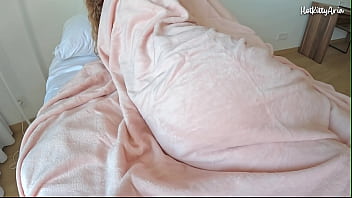彼女が目を覚ますと、巨乳の若いふしだらな女が自慰行為をし、友人が彼女を捕まえ、彼女は彼にフェラチオを与え、朝食のために熱い牛乳を得るために性交します