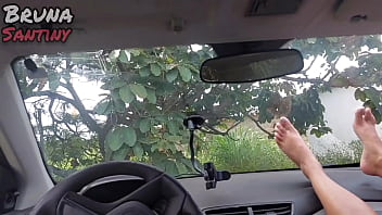 パンを買いに行ったら、空き地の車内でセックス。