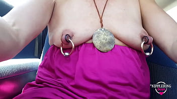 nippleringlover 饥渴的熟女在公共街道上闪烁着极端刺穿的乳头刺穿的阴部和性感的屁股