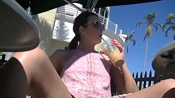 Upskirt Wife 26 パート 1 - ヘレナ・プライスはランダム盗撮者に公の場で彼女のスカートを調べさせます!彼女はフラッシュが好きです！