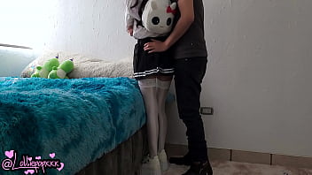 小さな の女の子が彼女の美しいお尻をスパンキングされ、彼女の中にカミングして彼女を私のものにする