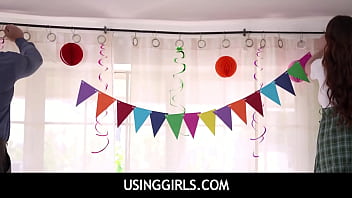 UsingGirls - 誕生日に犯された若い女性の継娘を無料で使用
