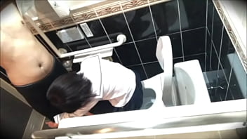 一个有着美丽双脚的女人踩在他的阴茎上，感受到了快乐。